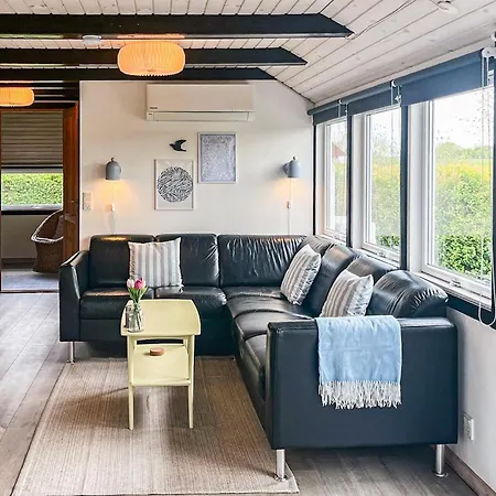 Brenderup Fyn With Fireplace I Feriehus